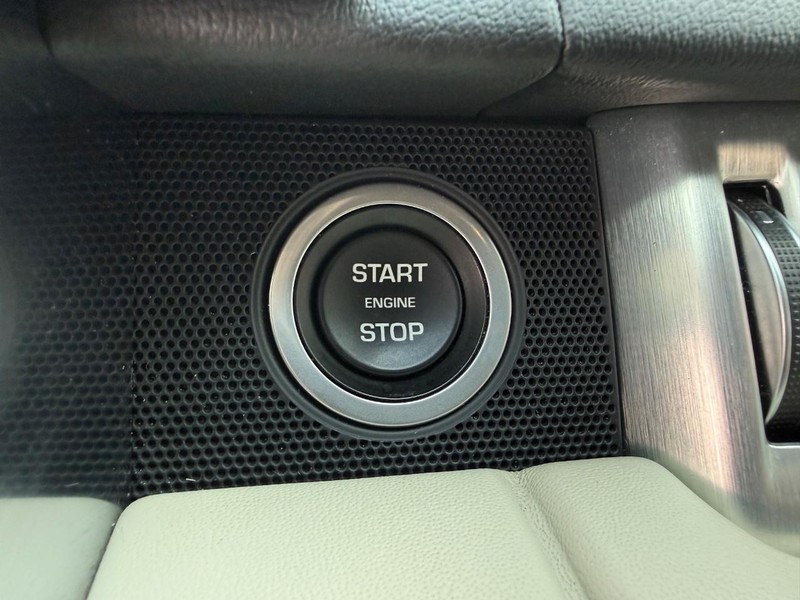 Land Rover Range Rover Vehicle Full-screen Gallery Image 23