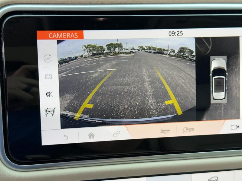 Land Rover Range Rover Vehicle Full-screen Gallery Image 25