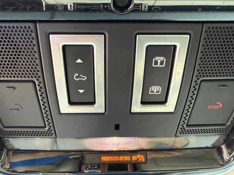 Land Rover Range Rover Vehicle Full-screen Gallery Image 28