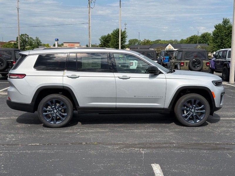 Jeep Grand Cherokee L Vehicle Full-screen Gallery Image 2