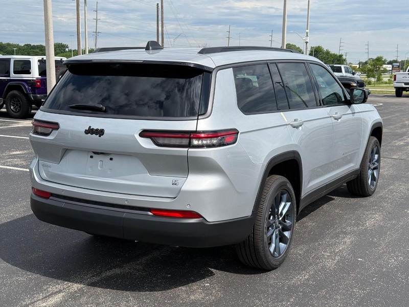 Jeep Grand Cherokee L Vehicle Full-screen Gallery Image 3