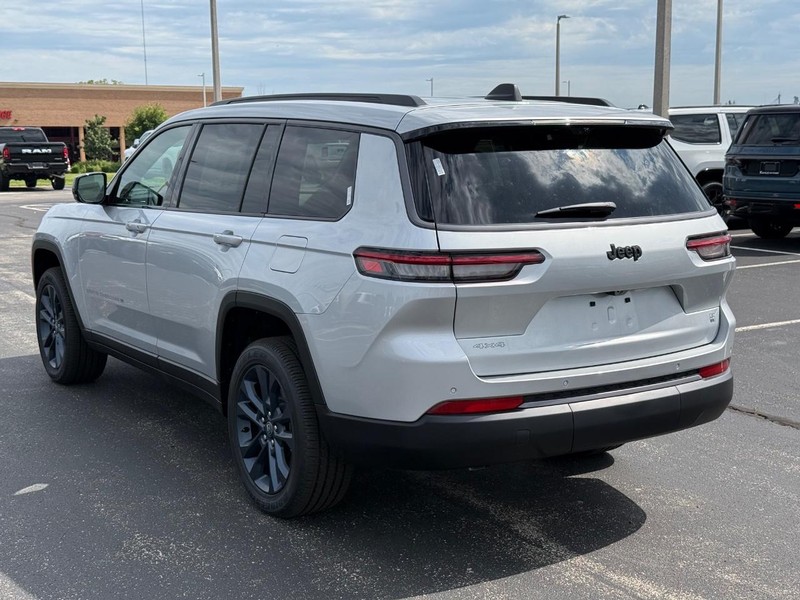 Jeep Grand Cherokee L Vehicle Full-screen Gallery Image 5