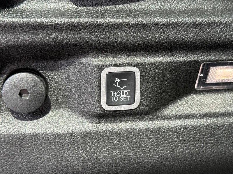 Jeep Grand Cherokee L Vehicle Full-screen Gallery Image 8