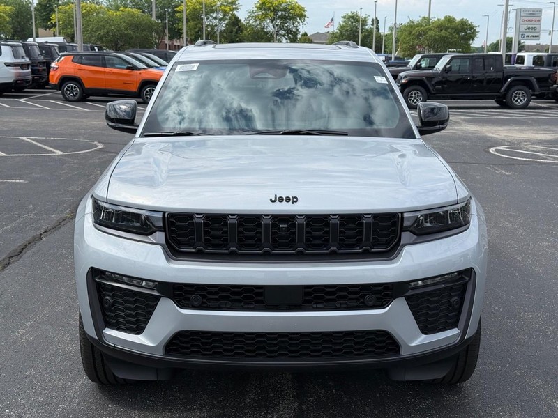Jeep Grand Cherokee L Vehicle Full-screen Gallery Image 10