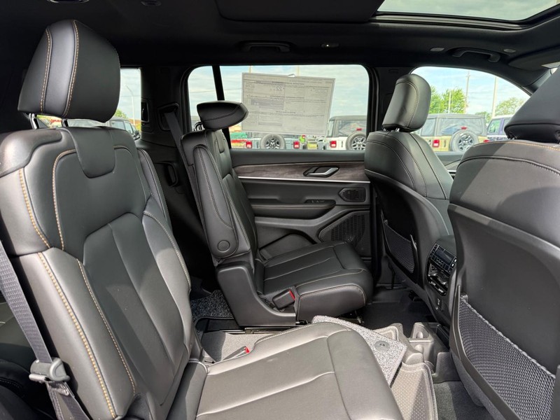 Jeep Grand Cherokee L Vehicle Full-screen Gallery Image 11