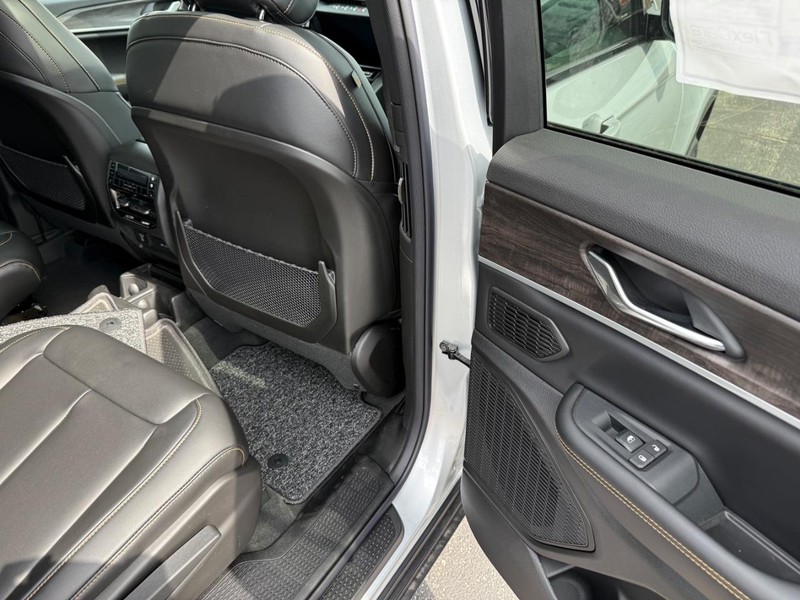 Jeep Grand Cherokee L Vehicle Full-screen Gallery Image 12