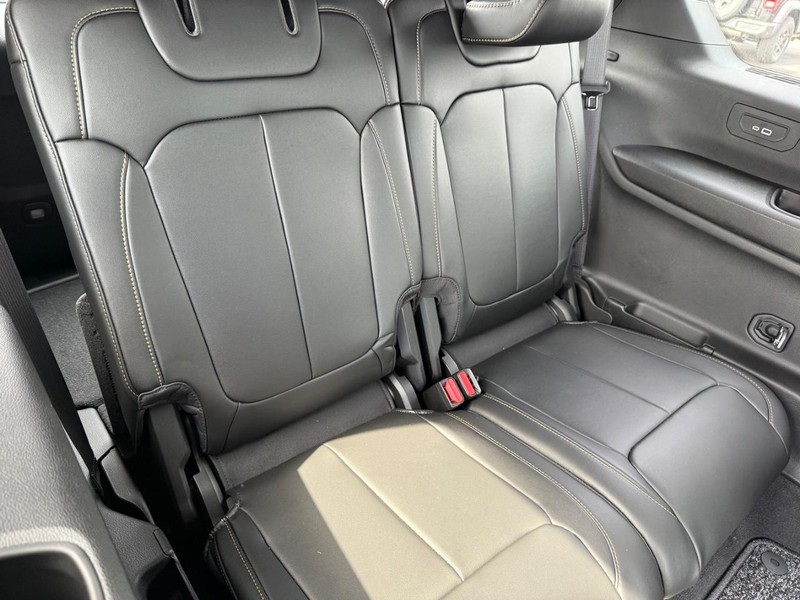 Jeep Grand Cherokee L Vehicle Full-screen Gallery Image 13