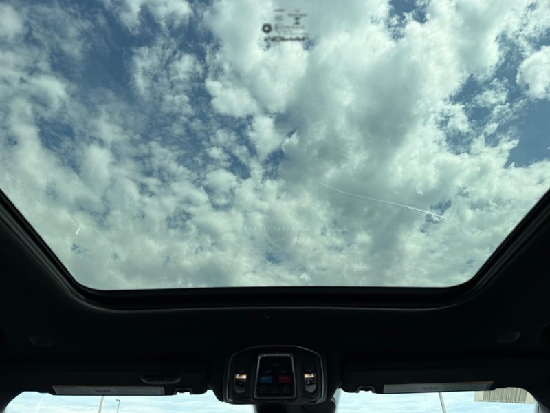 Jeep Grand Cherokee L Vehicle Full-screen Gallery Image 14