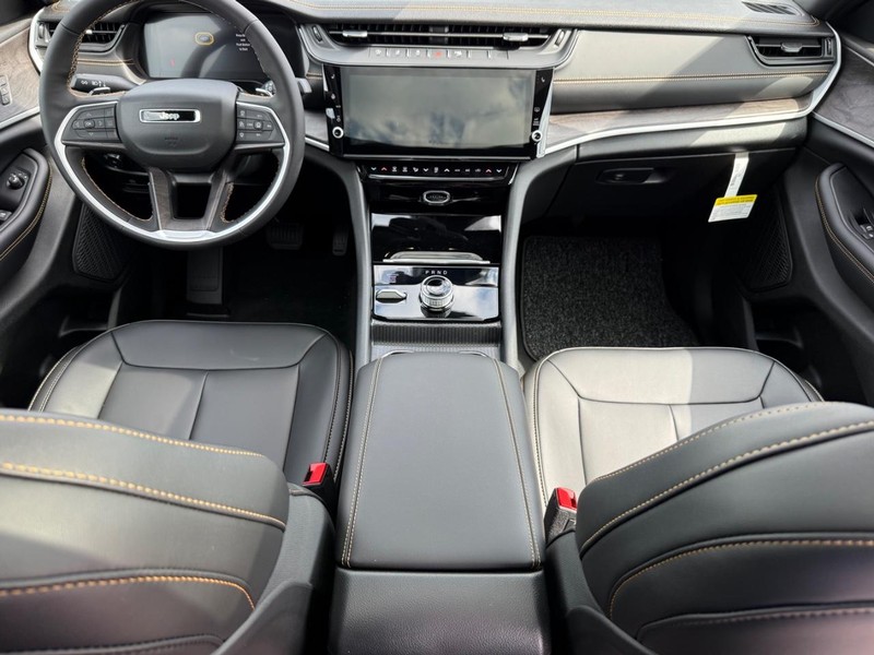 Jeep Grand Cherokee L Vehicle Full-screen Gallery Image 15