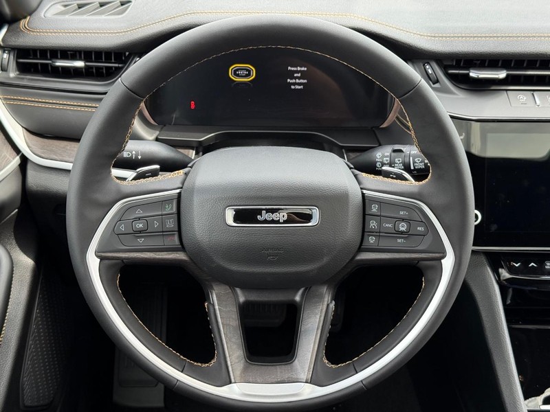 Jeep Grand Cherokee L Vehicle Full-screen Gallery Image 16