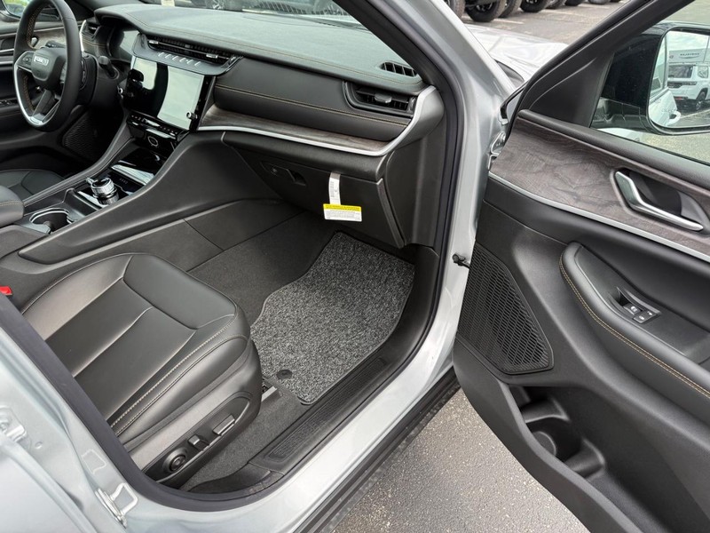 Jeep Grand Cherokee L Vehicle Full-screen Gallery Image 17
