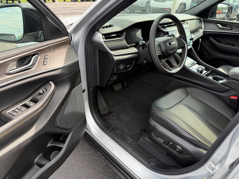 Jeep Grand Cherokee L Vehicle Full-screen Gallery Image 19
