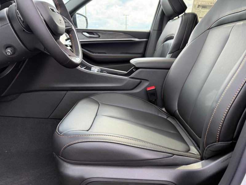 Jeep Grand Cherokee L Vehicle Full-screen Gallery Image 20