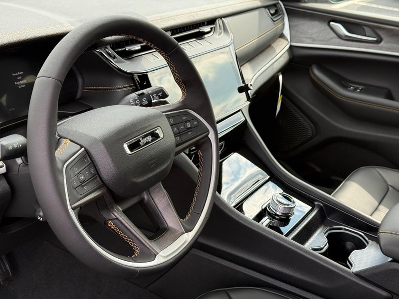 Jeep Grand Cherokee L Vehicle Full-screen Gallery Image 21