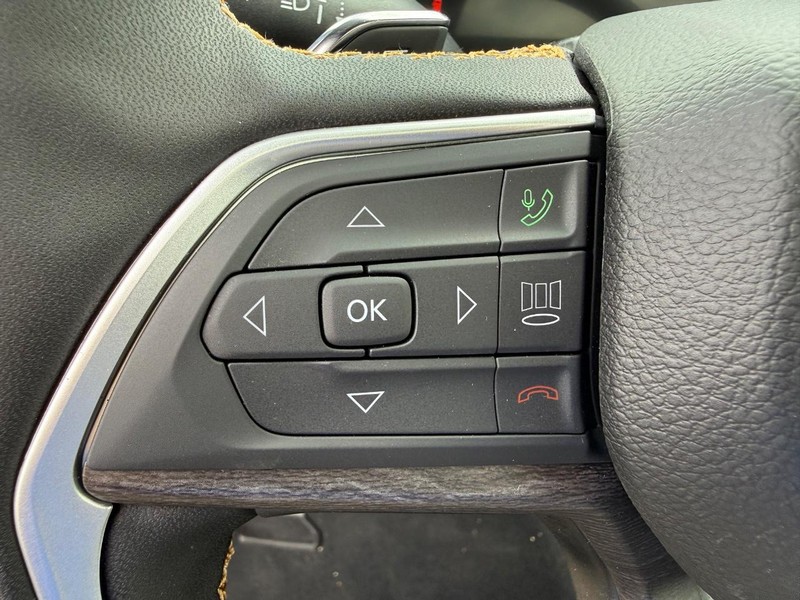 Jeep Grand Cherokee L Vehicle Full-screen Gallery Image 22