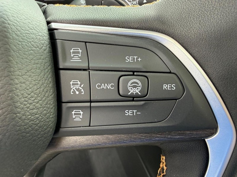 Jeep Grand Cherokee L Vehicle Full-screen Gallery Image 23