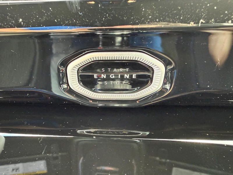 Jeep Grand Cherokee L Vehicle Full-screen Gallery Image 24