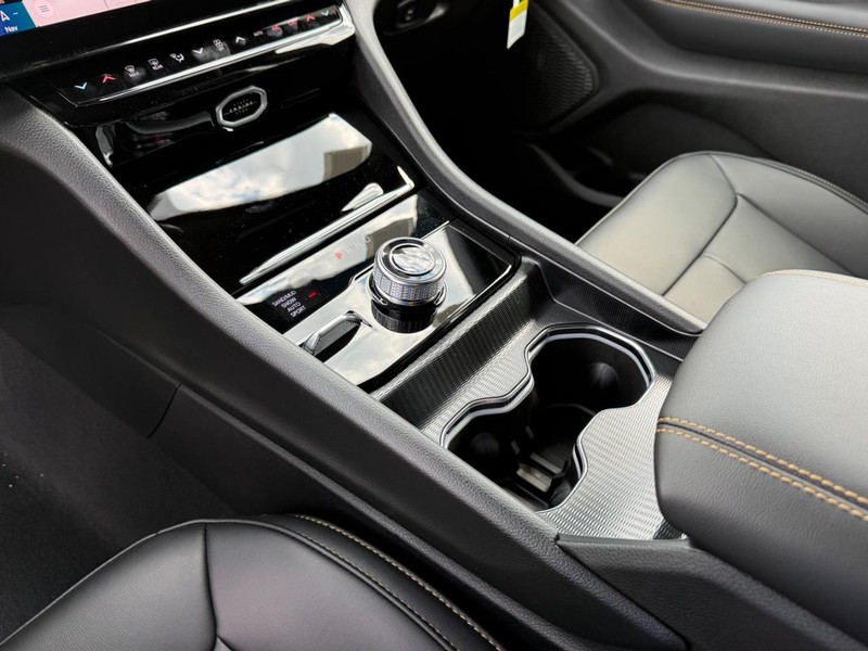 Jeep Grand Cherokee L Vehicle Full-screen Gallery Image 27