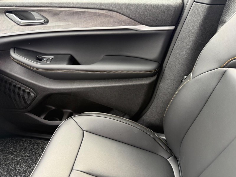 Jeep Grand Cherokee L Vehicle Full-screen Gallery Image 28