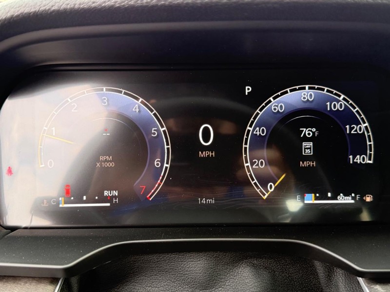 Jeep Grand Cherokee L Vehicle Full-screen Gallery Image 30