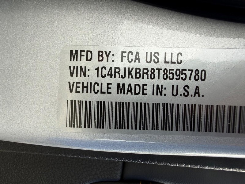 Jeep Grand Cherokee L Vehicle Full-screen Gallery Image 33