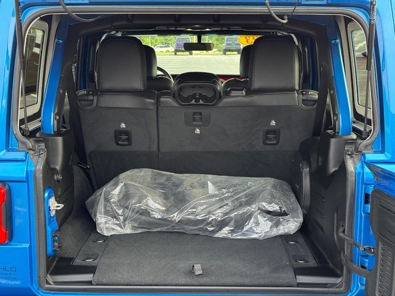 Jeep Wrangler Vehicle Full-screen Gallery Image 7