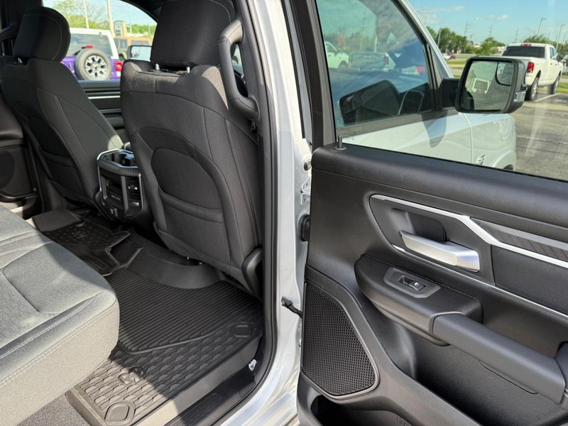 Ram 1500 Vehicle Full-screen Gallery Image 11