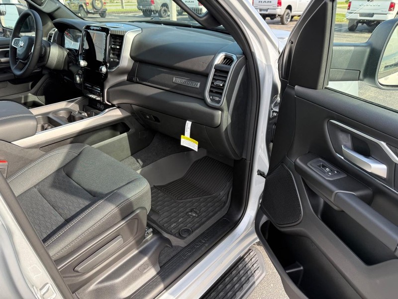 Ram 1500 Vehicle Full-screen Gallery Image 14