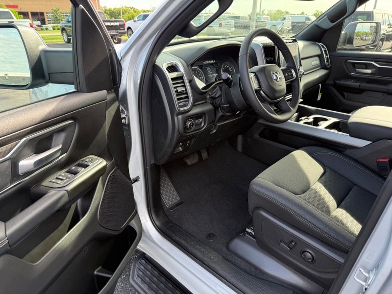 Ram 1500 Vehicle Full-screen Gallery Image 16