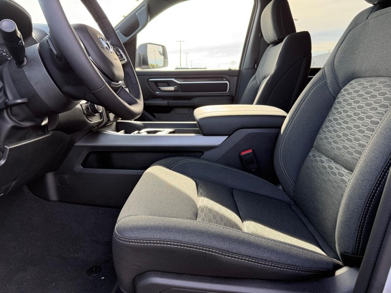 Ram 1500 Vehicle Full-screen Gallery Image 17