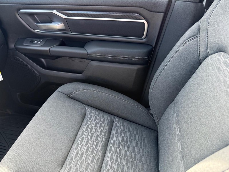 Ram 1500 Vehicle Full-screen Gallery Image 25