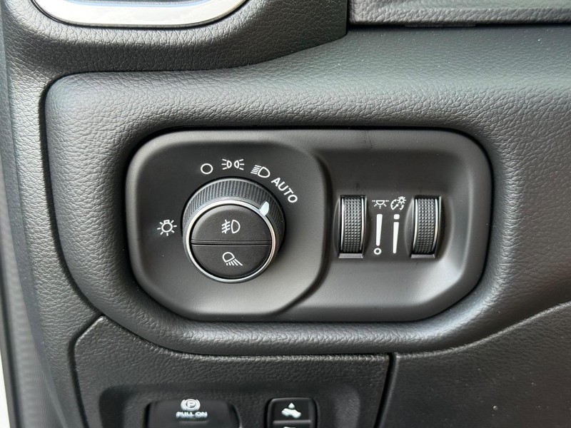 Ram 1500 Vehicle Full-screen Gallery Image 28