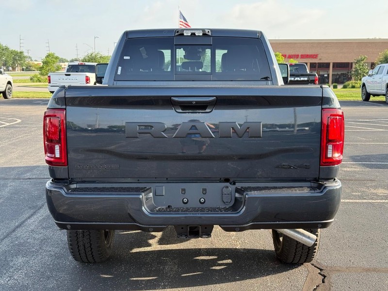 Ram 2500 Vehicle Full-screen Gallery Image 4