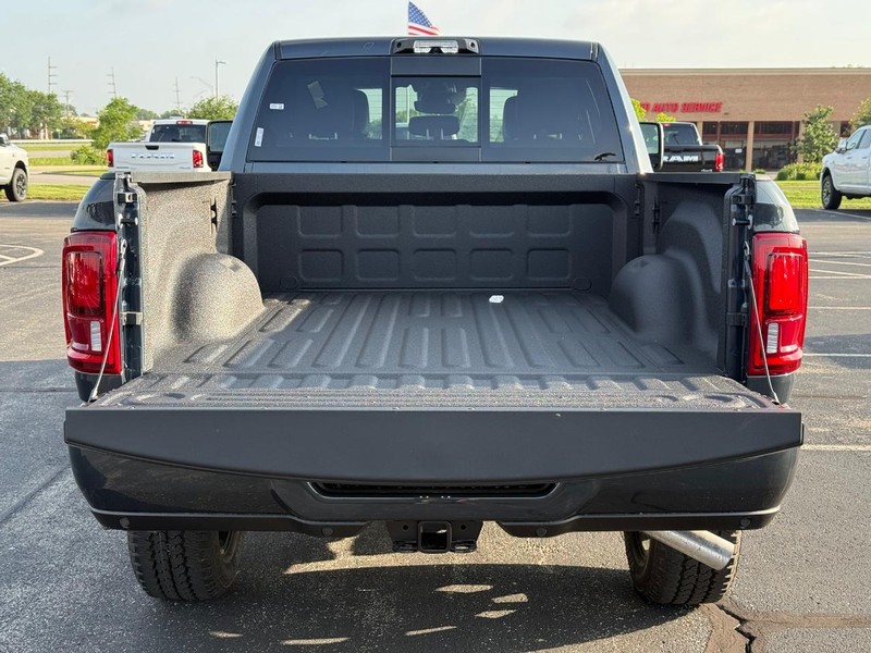 Ram 2500 Vehicle Full-screen Gallery Image 7