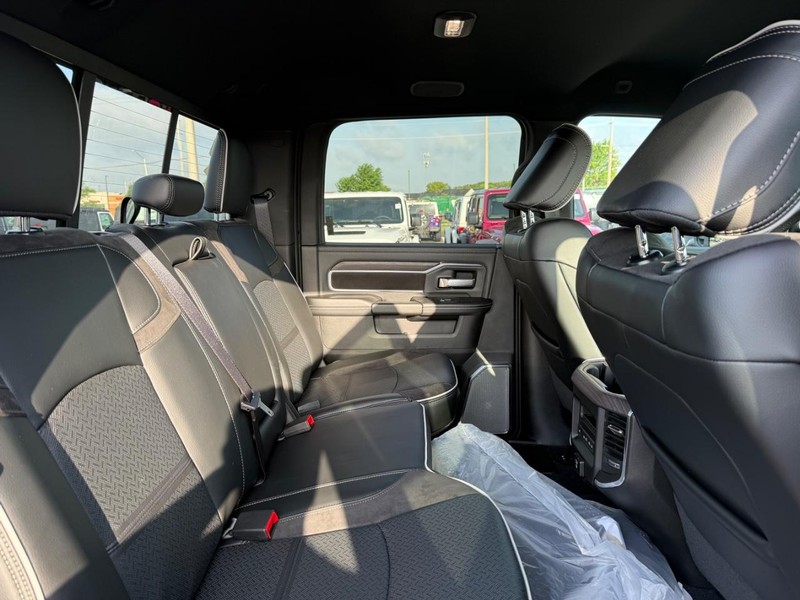 Ram 2500 Vehicle Full-screen Gallery Image 10