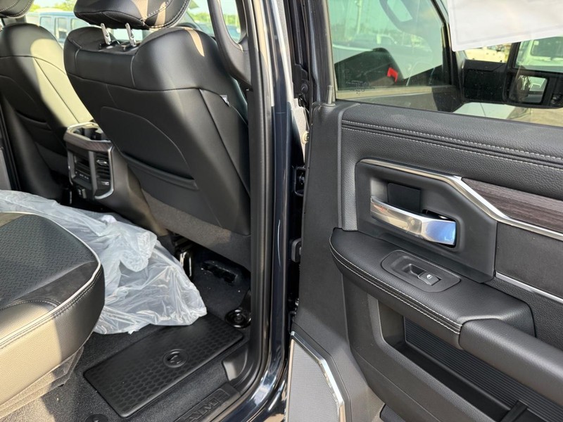 Ram 2500 Vehicle Full-screen Gallery Image 11