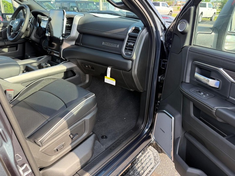 Ram 2500 Vehicle Full-screen Gallery Image 14