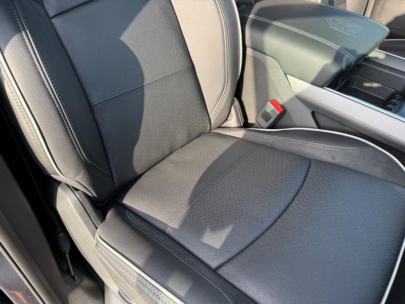 Ram 2500 Vehicle Full-screen Gallery Image 15