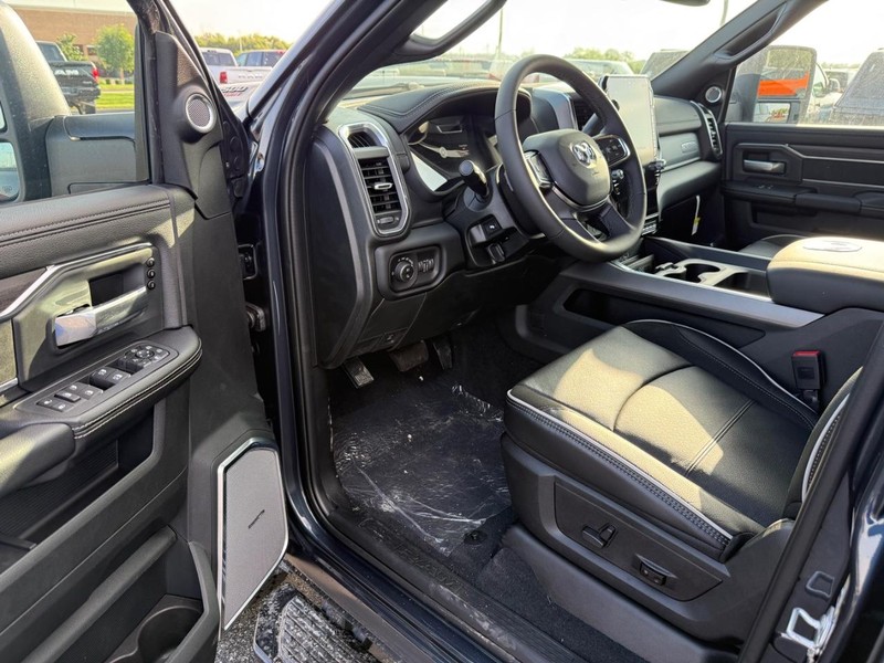 Ram 2500 Vehicle Full-screen Gallery Image 16