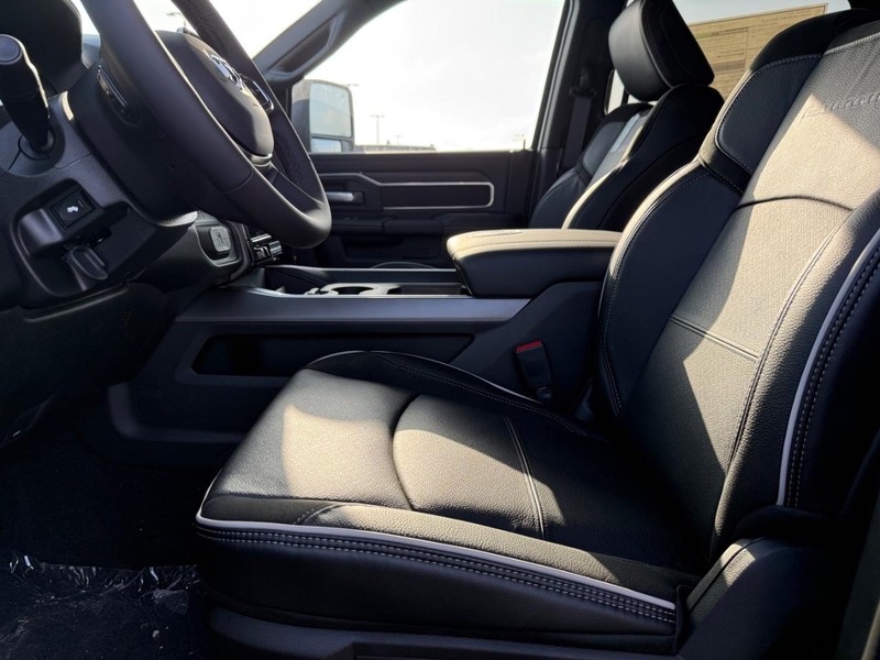 Ram 2500 Vehicle Full-screen Gallery Image 17