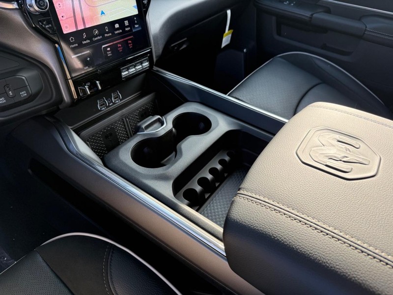 Ram 2500 Vehicle Full-screen Gallery Image 25