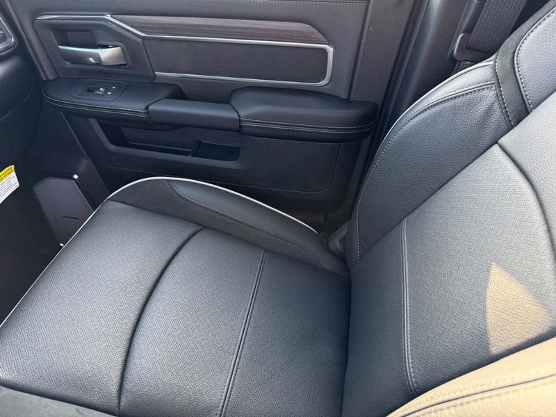 Ram 2500 Vehicle Full-screen Gallery Image 26