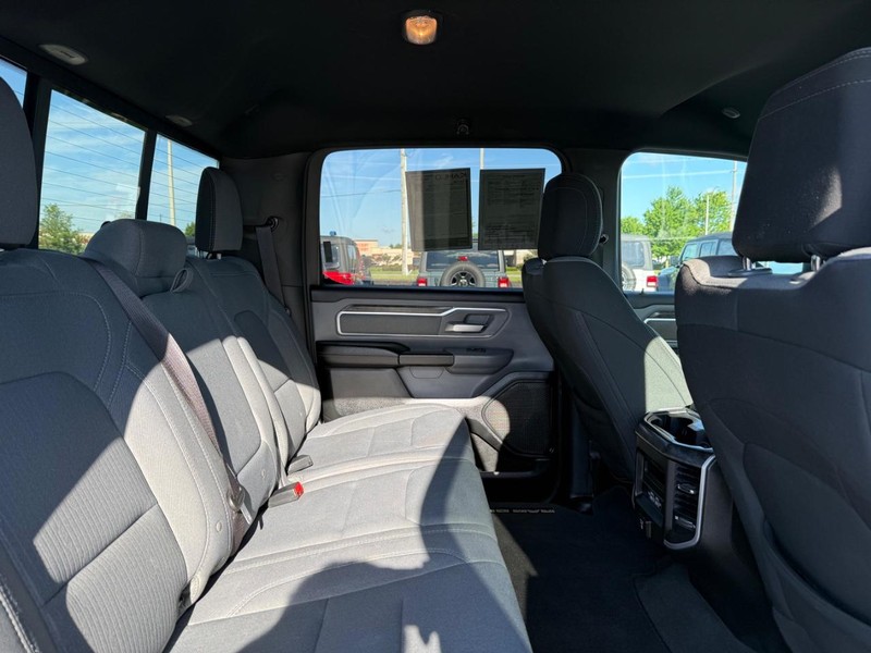 Ram 1500 Vehicle Full-screen Gallery Image 10