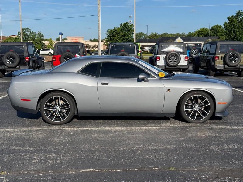 Dodge Challenger Vehicle Full-screen Gallery Image 02