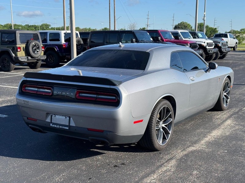 Dodge Challenger Vehicle Full-screen Gallery Image 03