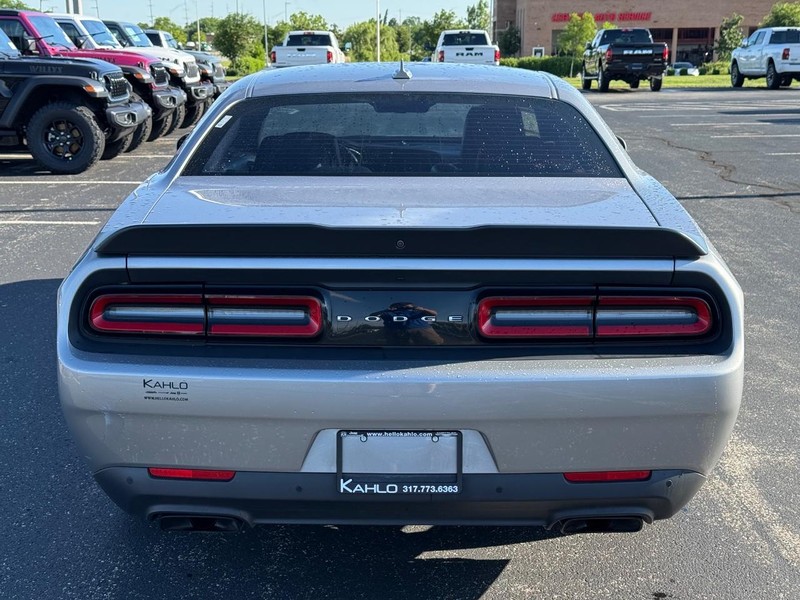 Dodge Challenger Vehicle Full-screen Gallery Image 04