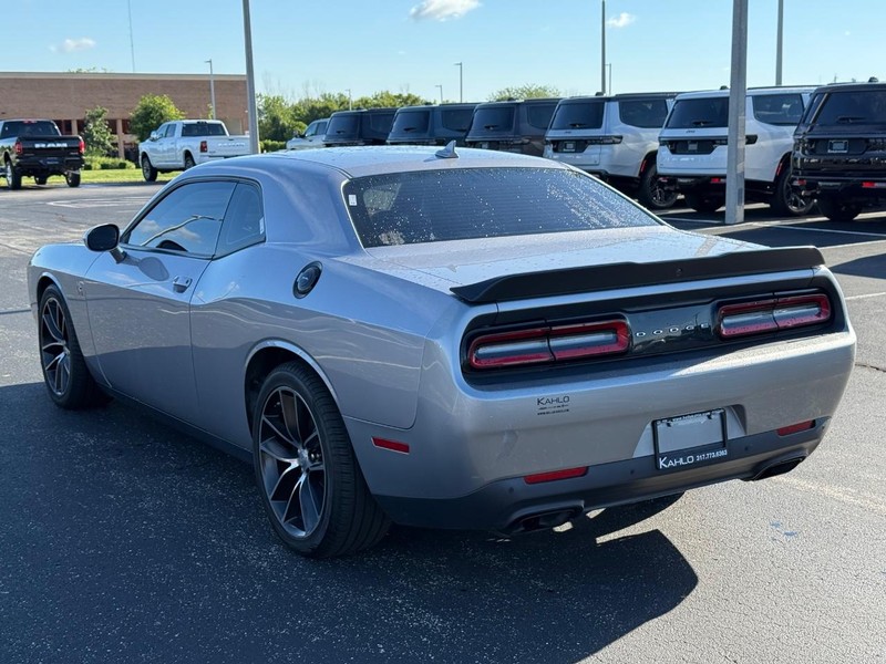 Dodge Challenger Vehicle Full-screen Gallery Image 05