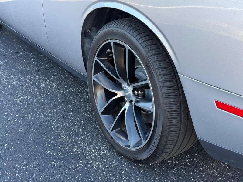 Dodge Challenger Vehicle Full-screen Gallery Image 06