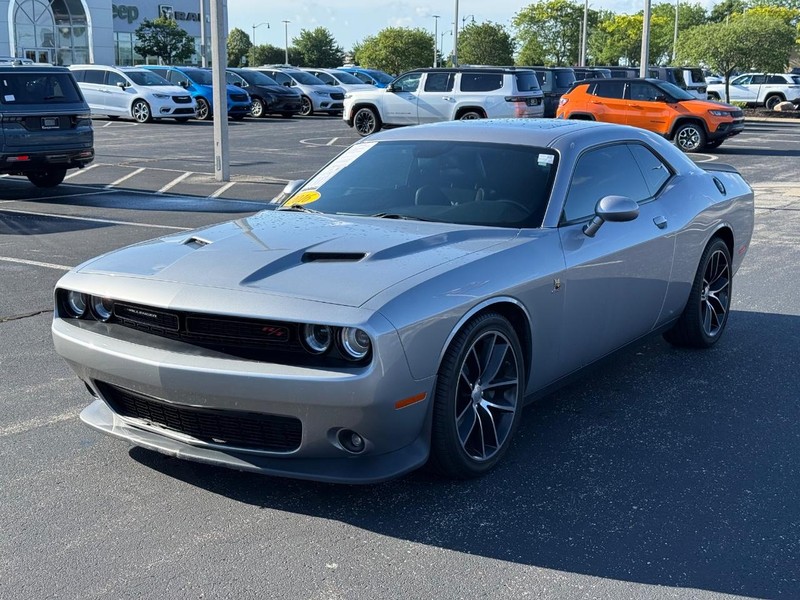 Dodge Challenger Vehicle Full-screen Gallery Image 08