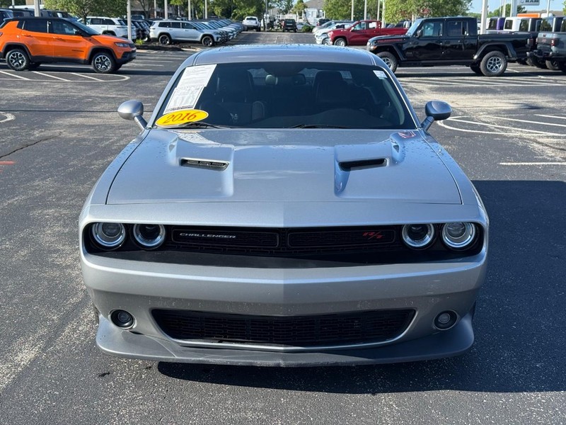 Dodge Challenger Vehicle Full-screen Gallery Image 09
